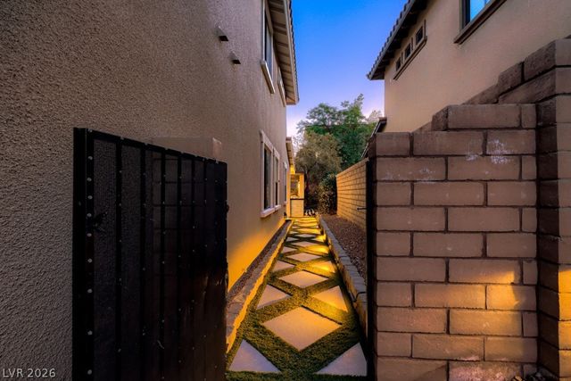 607 Highland Bluff Way, Las Vegas, NV 89138