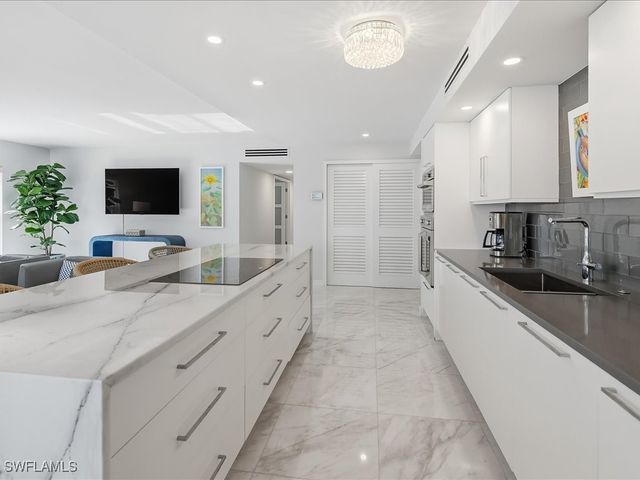 2750 Gulf Shore BLVD N 204, Naples, FL 34103