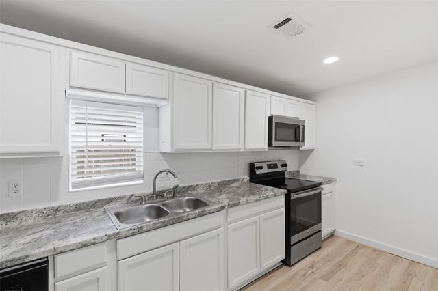 1046 W Collins Street, Denison, TX 75020