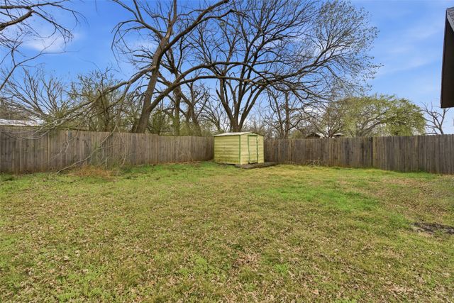 1046 W Collins Street, Denison, TX 75020