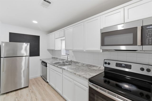 1046 W Collins Street, Denison, TX 75020