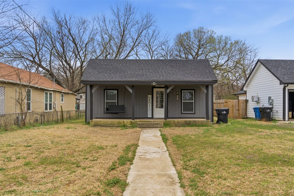 1046 W Collins Street, Denison, TX 75020