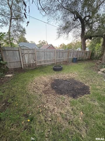2423 W GARDEN Street, Peoria, IL 61605