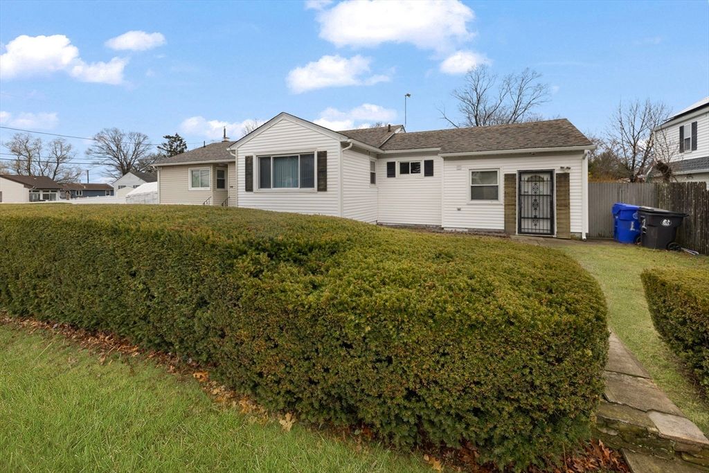 20 Cleveland St, West Warwick, RI 02893