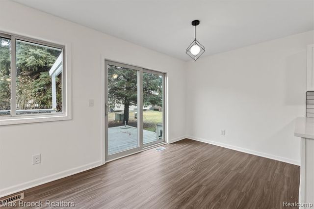 24530 Pineview Street, Oak Park, MI 48237