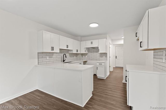 24530 Pineview Street, Oak Park, MI 48237