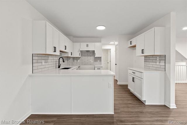 24530 Pineview Street, Oak Park, MI 48237