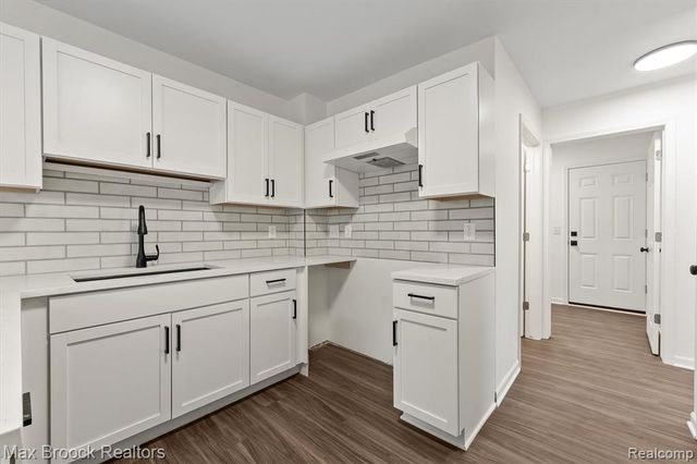 24530 Pineview Street, Oak Park, MI 48237