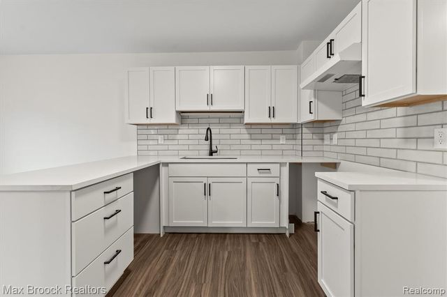 24530 Pineview Street, Oak Park, MI 48237