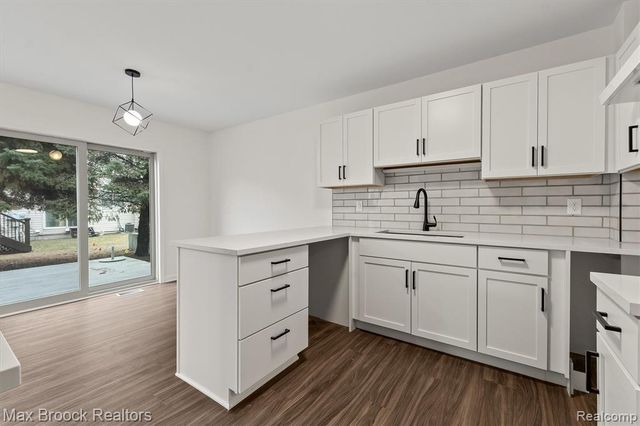 24530 Pineview Street, Oak Park, MI 48237