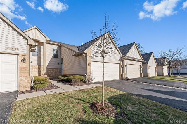 24530 Pineview Street, Oak Park, MI 48237