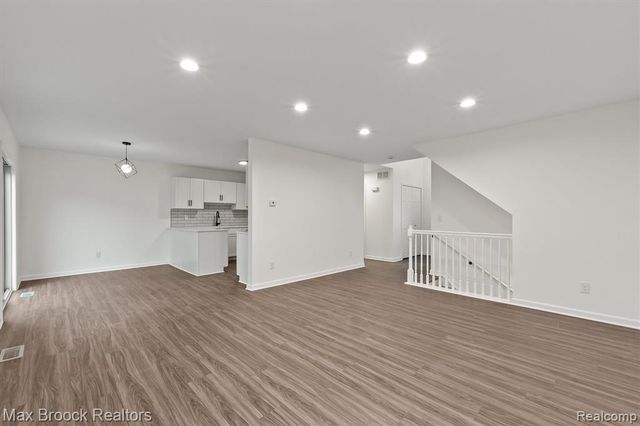 24530 Pineview Street, Oak Park, MI 48237