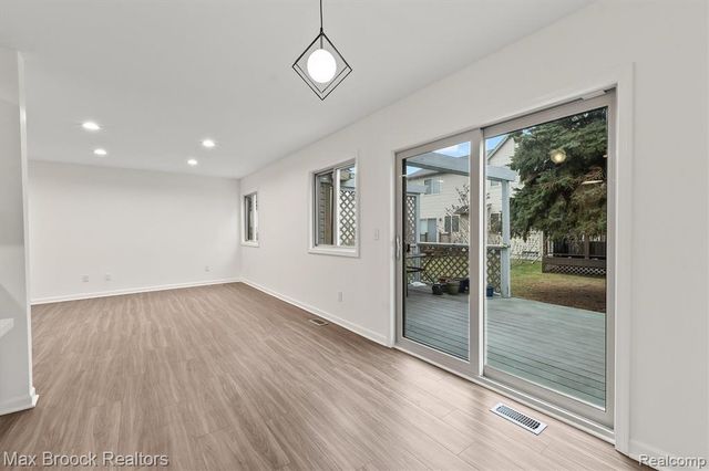 24530 Pineview Street, Oak Park, MI 48237