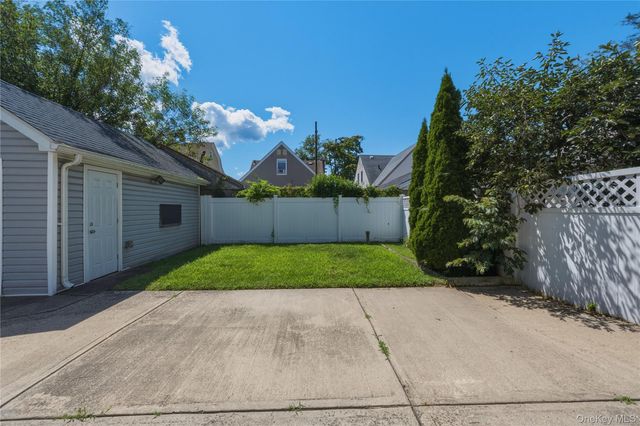 11932 195th Street, Saint Albans, NY 11412