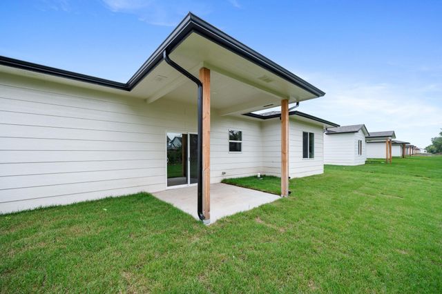 525 E Elmwood St, Park City, KS 67147