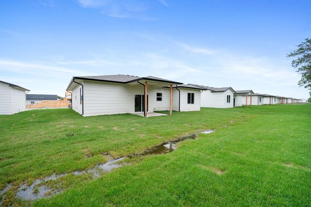 525 E Elmwood St, Park City, KS 67147