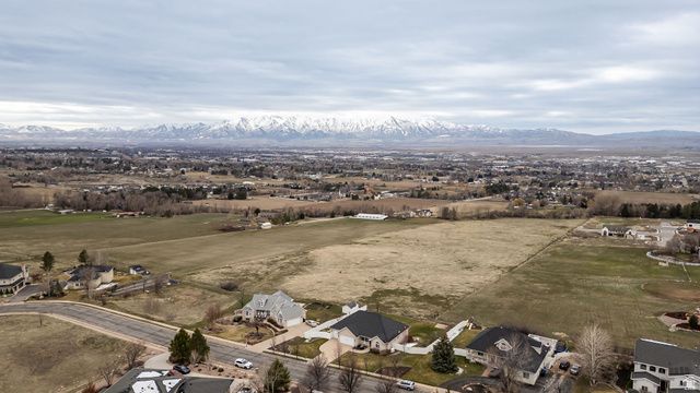 2827 VIEWCREST CIR, North Logan, UT 84341