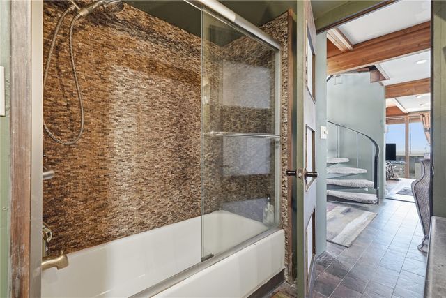 2140 Glass Road NE, Cedar Rapids, IA 52402