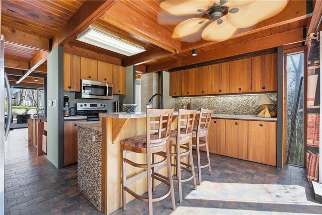 2140 Glass Road NE, Cedar Rapids, IA 52402