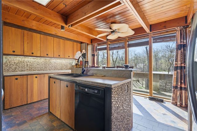 2140 Glass Road NE, Cedar Rapids, IA 52402