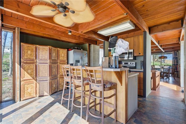 2140 Glass Road NE, Cedar Rapids, IA 52402