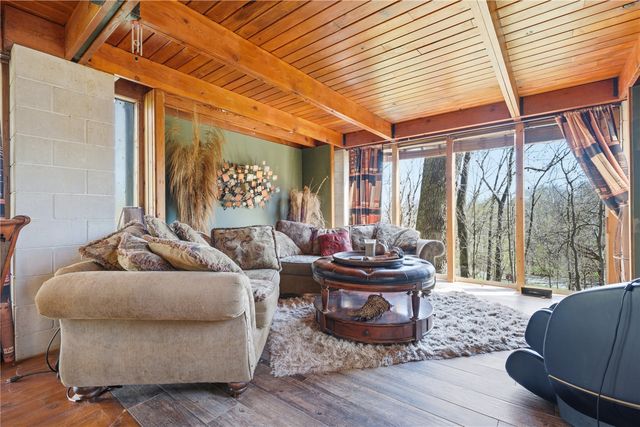 2140 Glass Road NE, Cedar Rapids, IA 52402