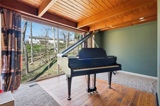 2140 Glass Road NE, Cedar Rapids, IA 52402