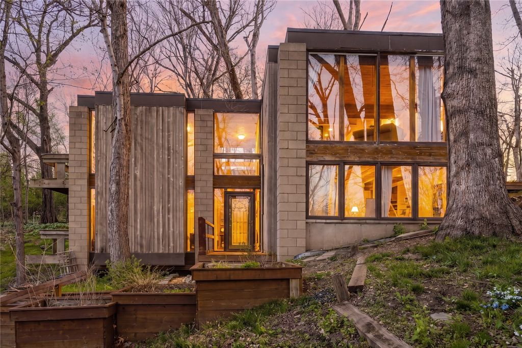 2140 Glass Road NE, Cedar Rapids, IA 52402