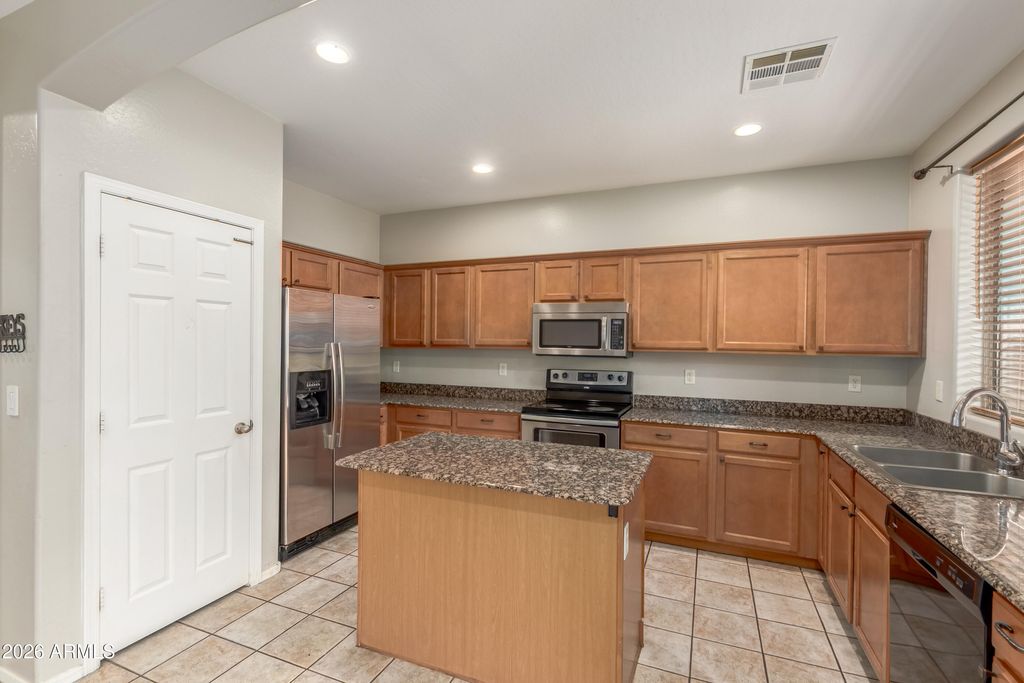Image 16 of property listing at 3078 S SOUTHWIND Drive, Gilbert, AZ 85295