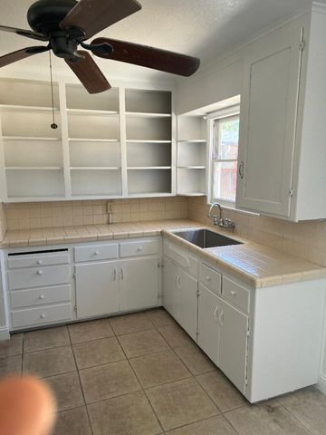 423 E Churchill St, Stockton, CA 95204