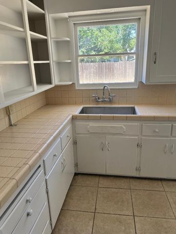 423 E Churchill St, Stockton, CA 95204