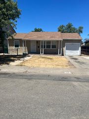 423 E Churchill St, Stockton, CA 95204