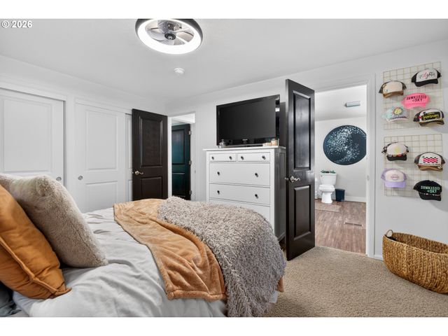 37001 Nw PACIFIC Hwy, Woodland, WA 98674