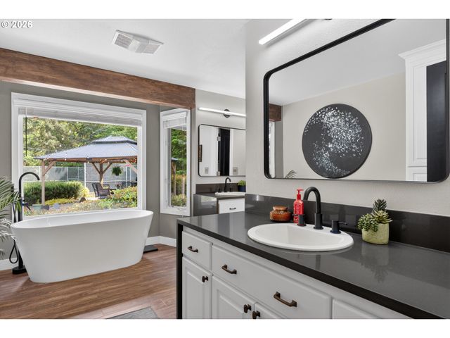 37001 Nw PACIFIC Hwy, Woodland, WA 98674