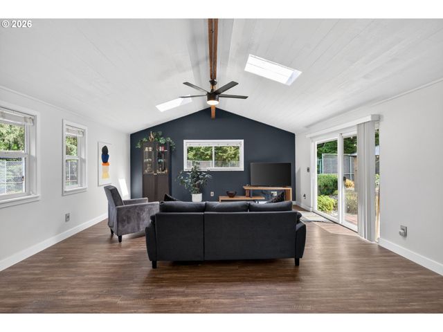 37001 Nw PACIFIC Hwy, Woodland, WA 98674