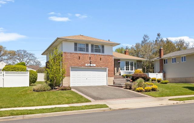 21 Felice Lane, Plainview, NY 11803