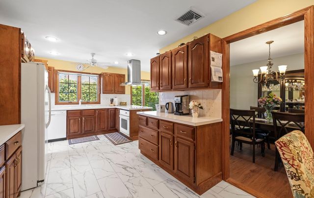 21 Felice Lane, Plainview, NY 11803