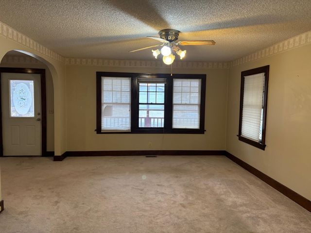 626 SE 5th, Newton, KS 67114