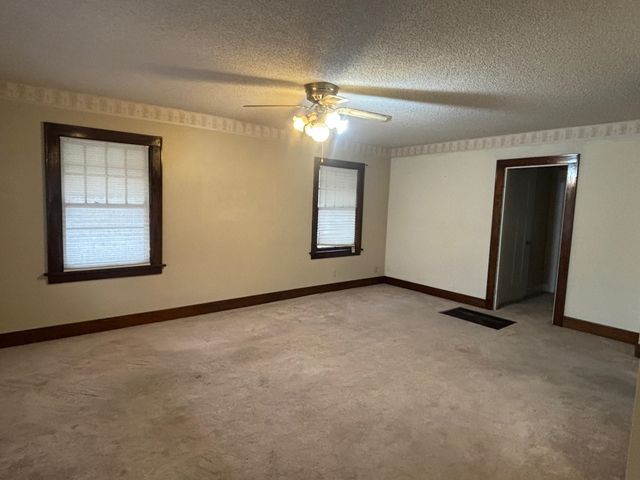 626 SE 5th, Newton, KS 67114