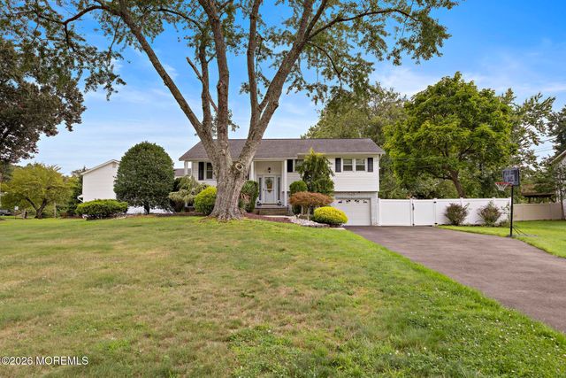 35 Chesapeake Road, Manalapan, NJ 07726