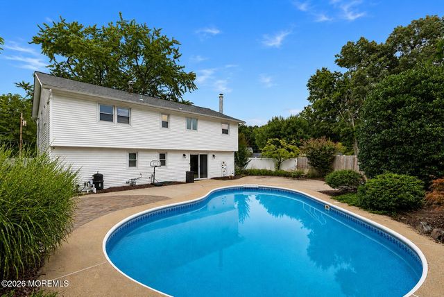 35 Chesapeake Road, Manalapan, NJ 07726