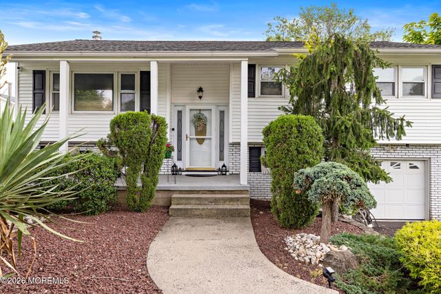35 Chesapeake Road, Manalapan, NJ 07726