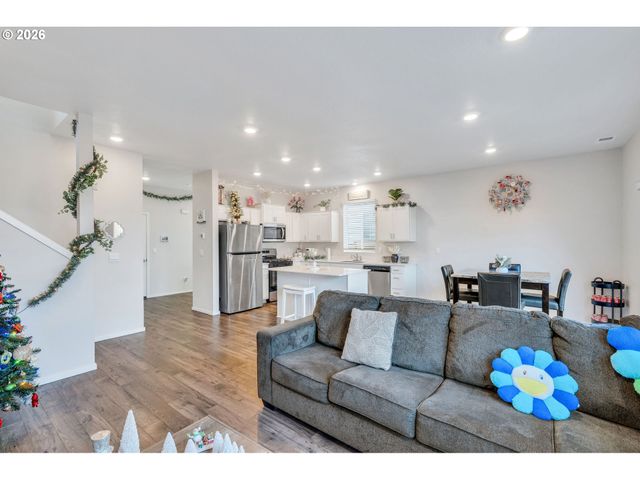 427 LOST LAKE NE St, Salem, OR 97301