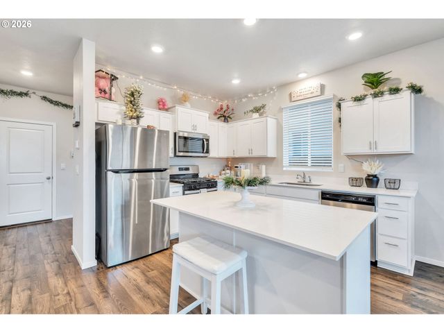 427 LOST LAKE NE St, Salem, OR 97301