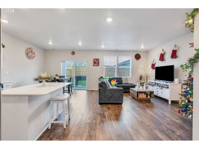 427 LOST LAKE NE St, Salem, OR 97301