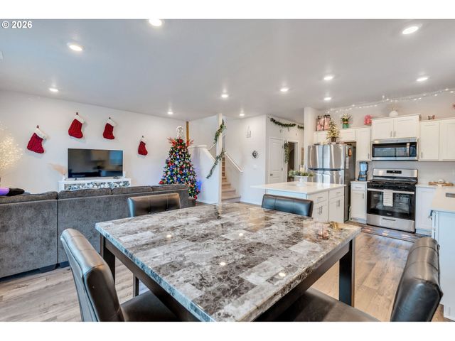 427 LOST LAKE NE St, Salem, OR 97301