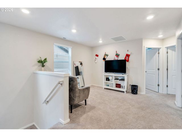 427 LOST LAKE NE St, Salem, OR 97301