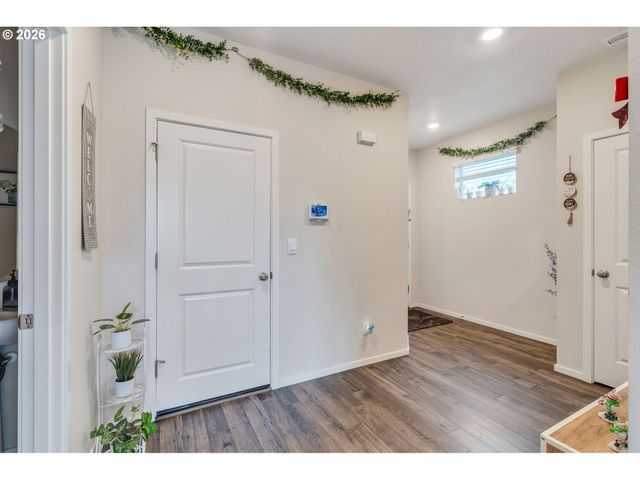 427 LOST LAKE NE St, Salem, OR 97301