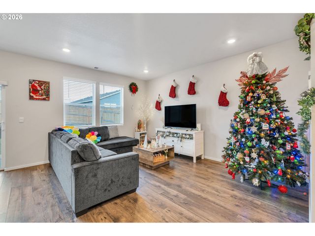 427 LOST LAKE NE St, Salem, OR 97301