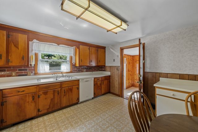 43 Rowena St, Worcester, MA 01606
